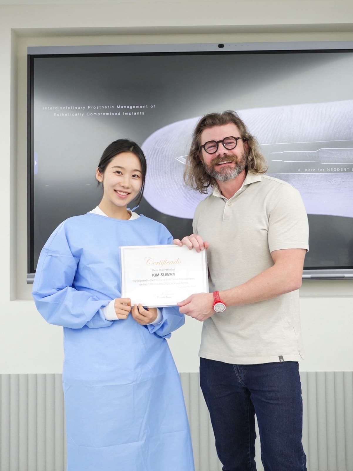 Dr. Kim Suwan receiving the Soft Tissue Management course certificate from Dr. Ricardo Kern