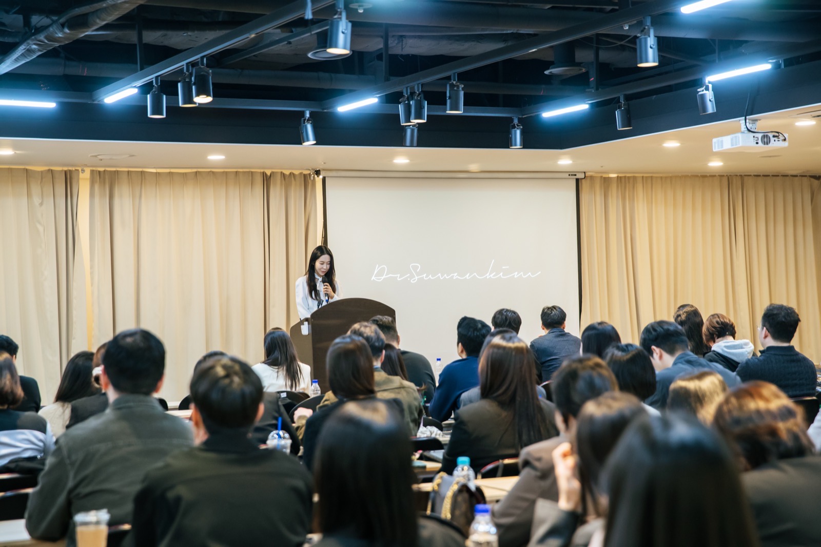 라미네이트 세미나에서 강연하는 김수완 대표원장
